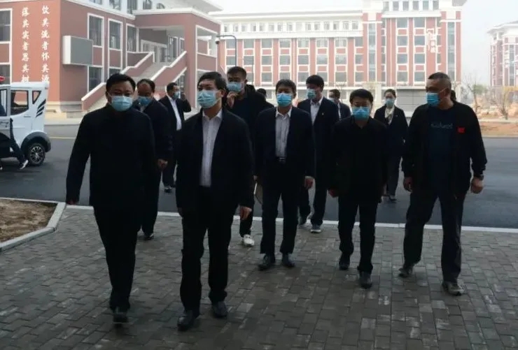 东光县县长宋吉利到第一中学督导检查学校取工作进行现场办公