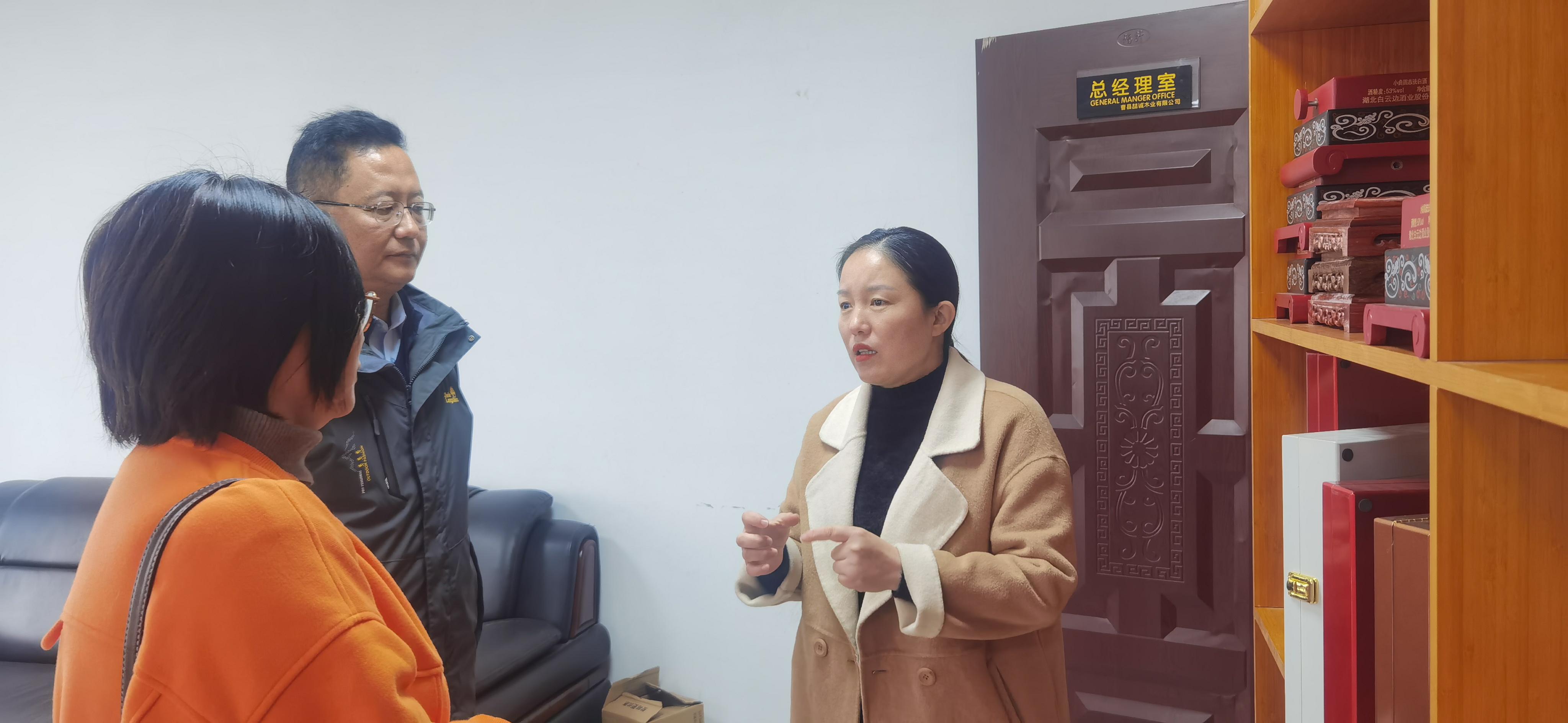 木艺巾帼——一位年轻女大学生返乡的创业故事