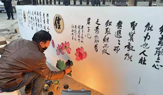 兰州市七里河区雷坛河西街“社工委”协调企业做贡献 多年的“泥泞路”变成“小广场”