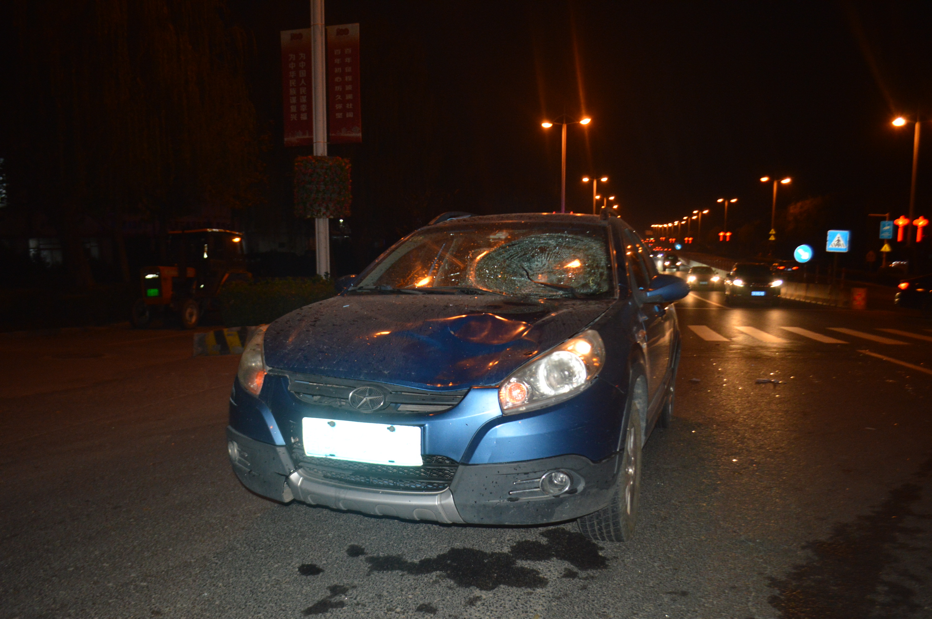 六旬老人斑马线上被撞 青岛开发区交警帮其申请救助金