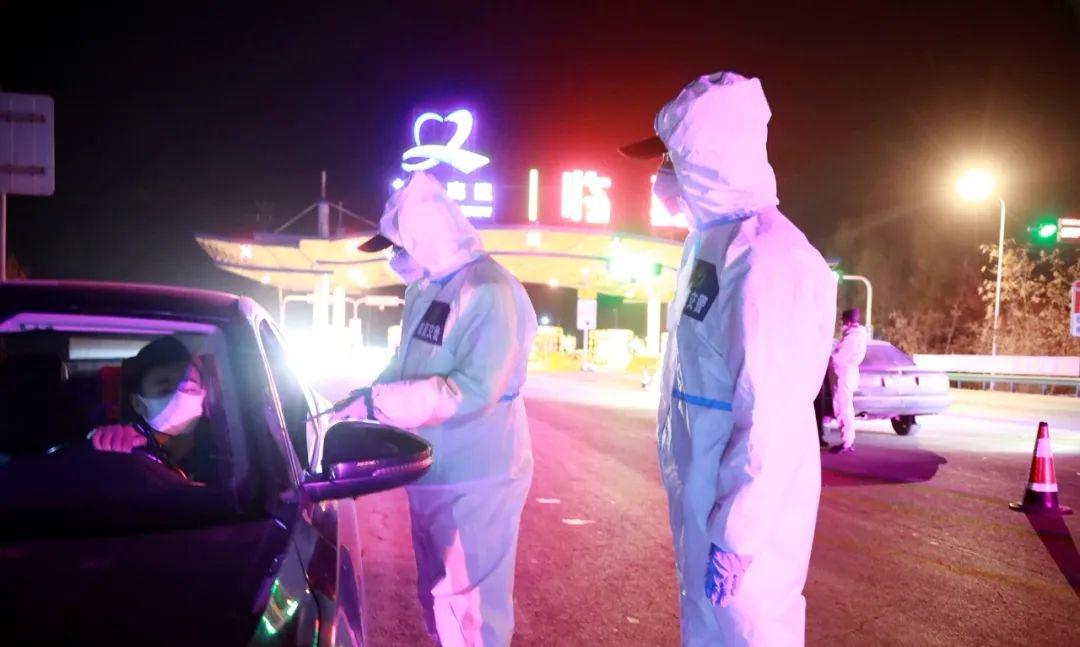 “警察蓝”闪耀甘肃临夏疫情防控一线