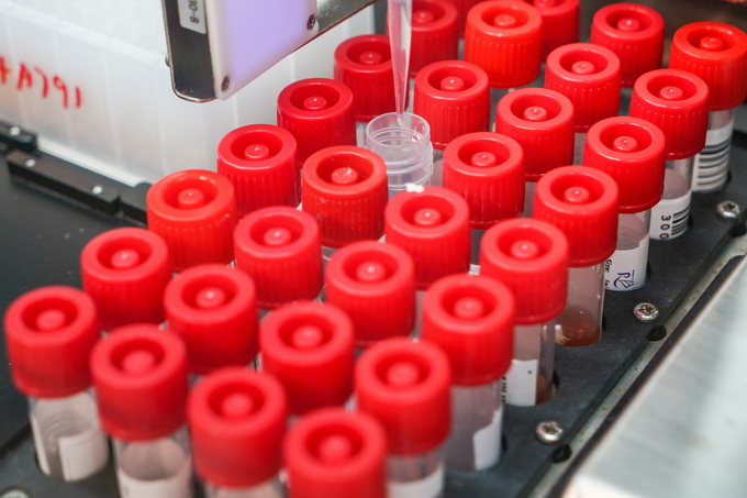 北京一男子得知自己是密接后独守车内，小区14小时后即解封