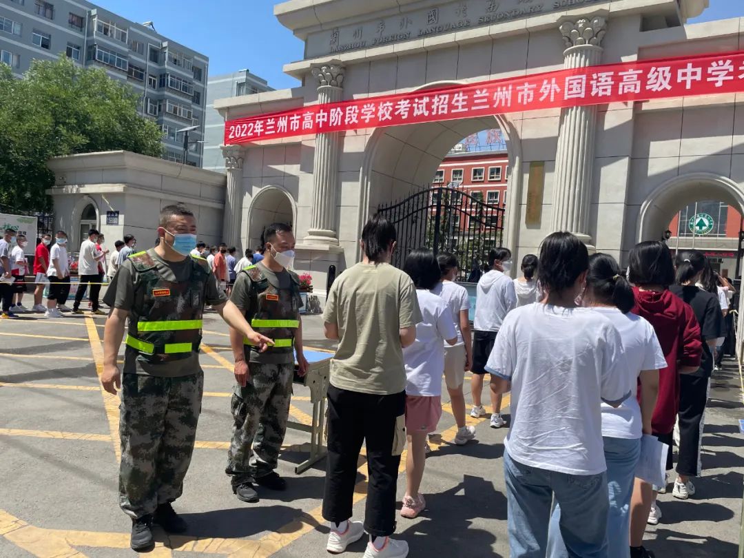 甘肃兰州退役军人志愿者“三温”助力中考