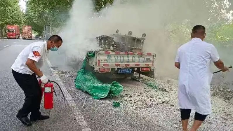 青岛西海岸六汪中心卫生院：好医生临危不惧，遇火情挺身而出