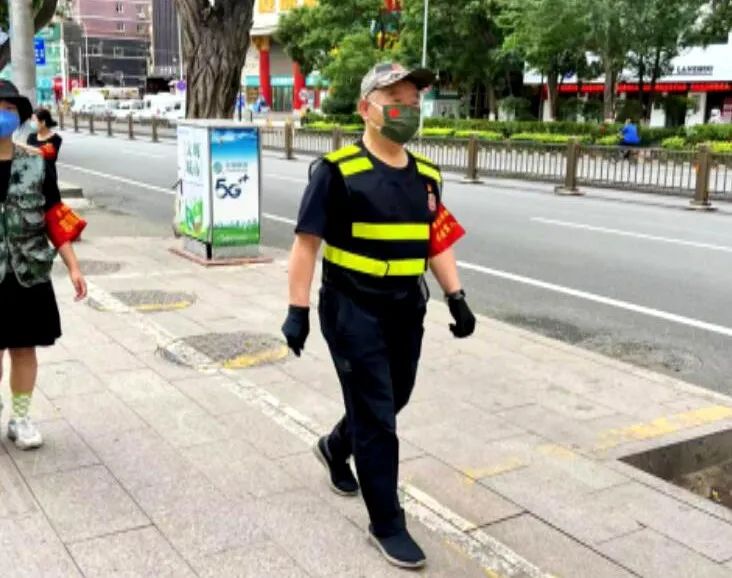 重披战甲再出征 军休老兵战疫情