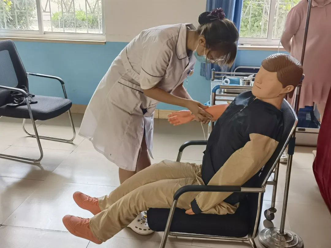 青岛西海岸新区六汪中心卫生院开展静脉留置针操作技能培训