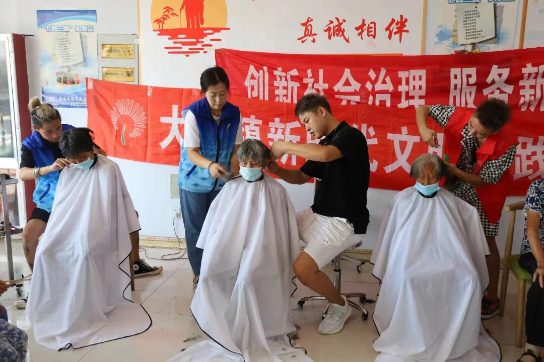 青岛西海岸新区大村镇龙潭社区开展志愿服务关爱弱势群体