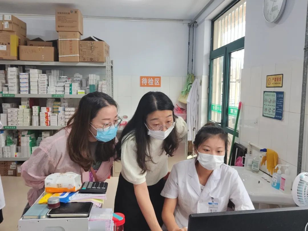 青岛西海岸六汪中心卫生院迎接基本药物配备使用和药品安全专项督导检查