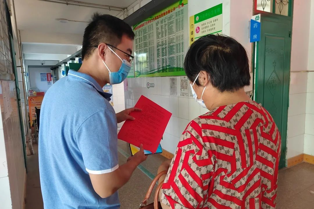 青岛西海岸六汪中心卫生院开展打击整治养老诈骗专项宣传活动