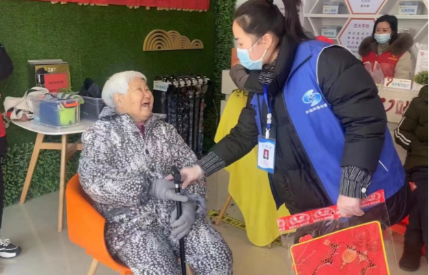江苏亭湖新洋经济区：爱心义剪活动让老人暖心过年