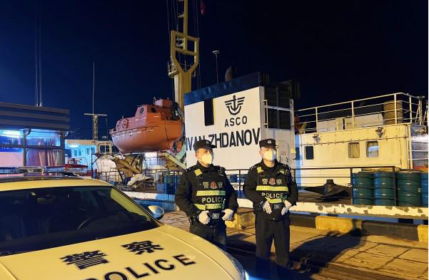 江苏盐城边检民警：新春坚守国门 通关护航“不放假”