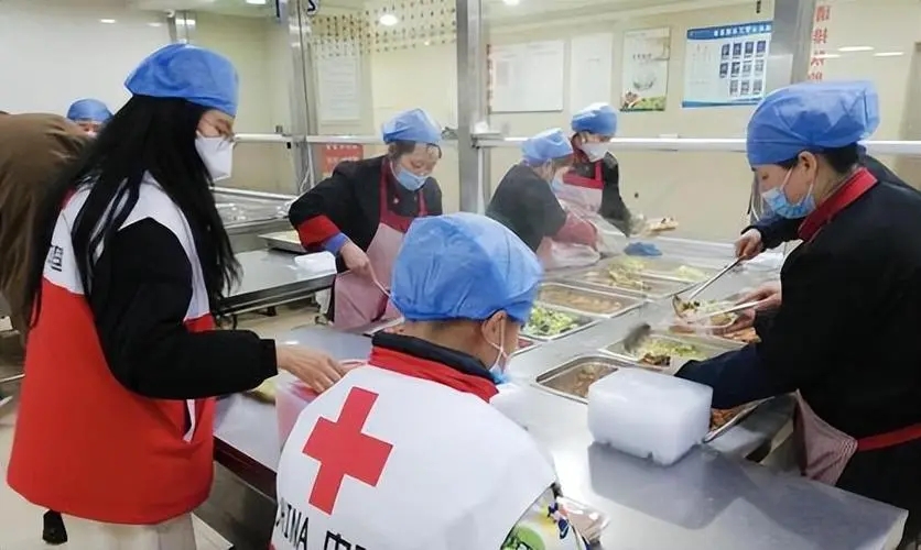 江苏盐都：七年不爽约　“爱心年夜饭”温暖病房