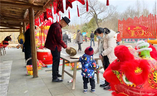 江苏大丰：春节“不打烊” 年味增书香