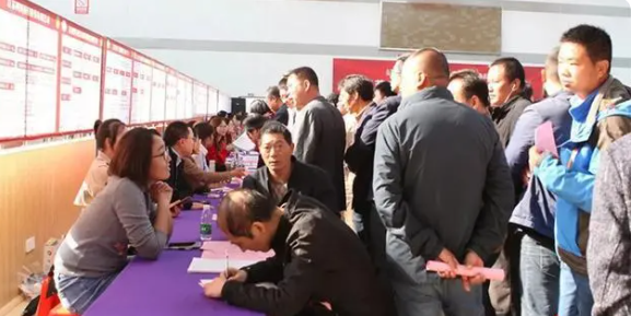 盐城阜宁：200余农民工乘上工会“春风车”