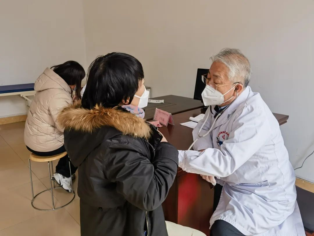 青岛西海岸滨海街道华宁路社区：慢病专家进社区，精准防治保健康