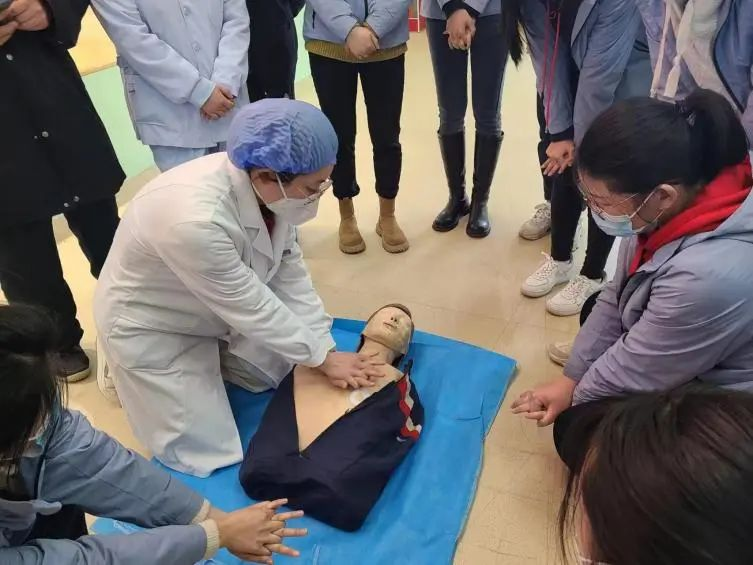 青岛西海岸新区第五人民医院走进幼儿园开展心肺复苏应急培训
