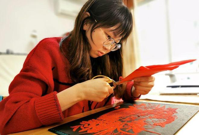 江苏盐城建湖“冈西剪纸”非遗代表性传承人施君君