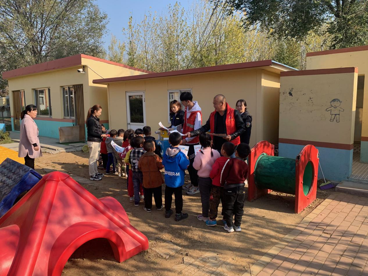 青岛西海岸新区铁山街道：大手拉小手，垃圾分类走进幼儿园