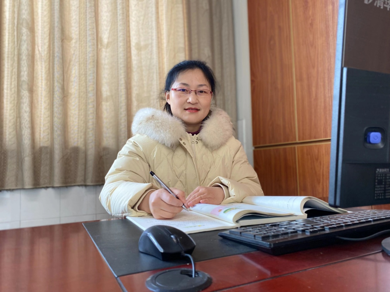 金少党：坚守讲台勤浇灌，甘为蜡炬尽燃烧