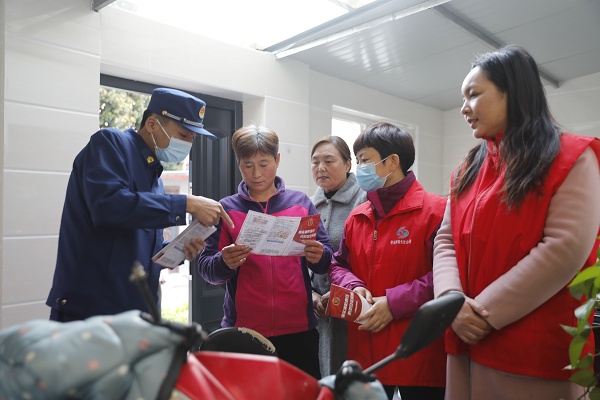 江苏亭湖文峰街道沿河社区开展“消防安全进校园 共筑平安防火墙”活动