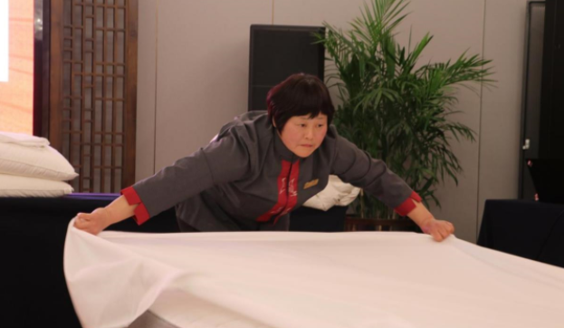 江苏盐城大纵湖东晋水城开元酒店举办中式铺床服务技能大赛