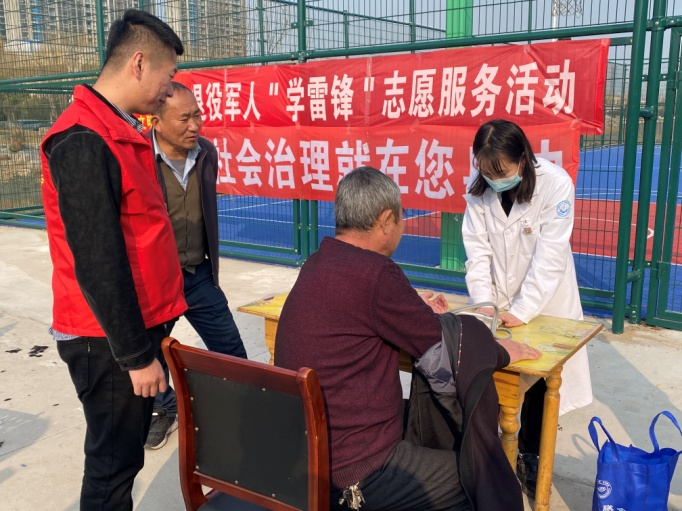 青岛西海岸新区幸运草公益组织积极践行雷锋精神