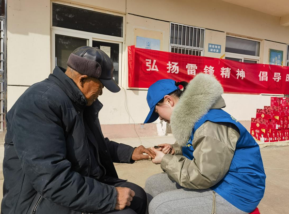 江苏盐城阜宁县沟墩镇：党员冬训开展学雷锋关爱老人活动
