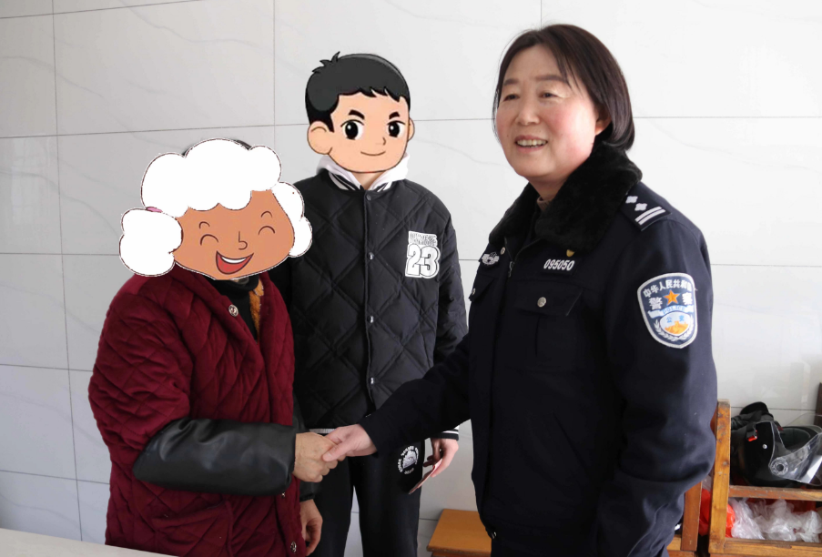 江苏阜宁县女警王成女：为民服务，传承新时代雷锋精神