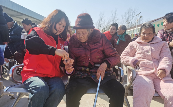 江苏盐城射阳县经开区：一抹“志愿红”温暖老人心