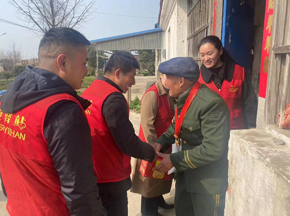 江苏盐城大丰区红色驿站学雷锋志愿者慰问老党员