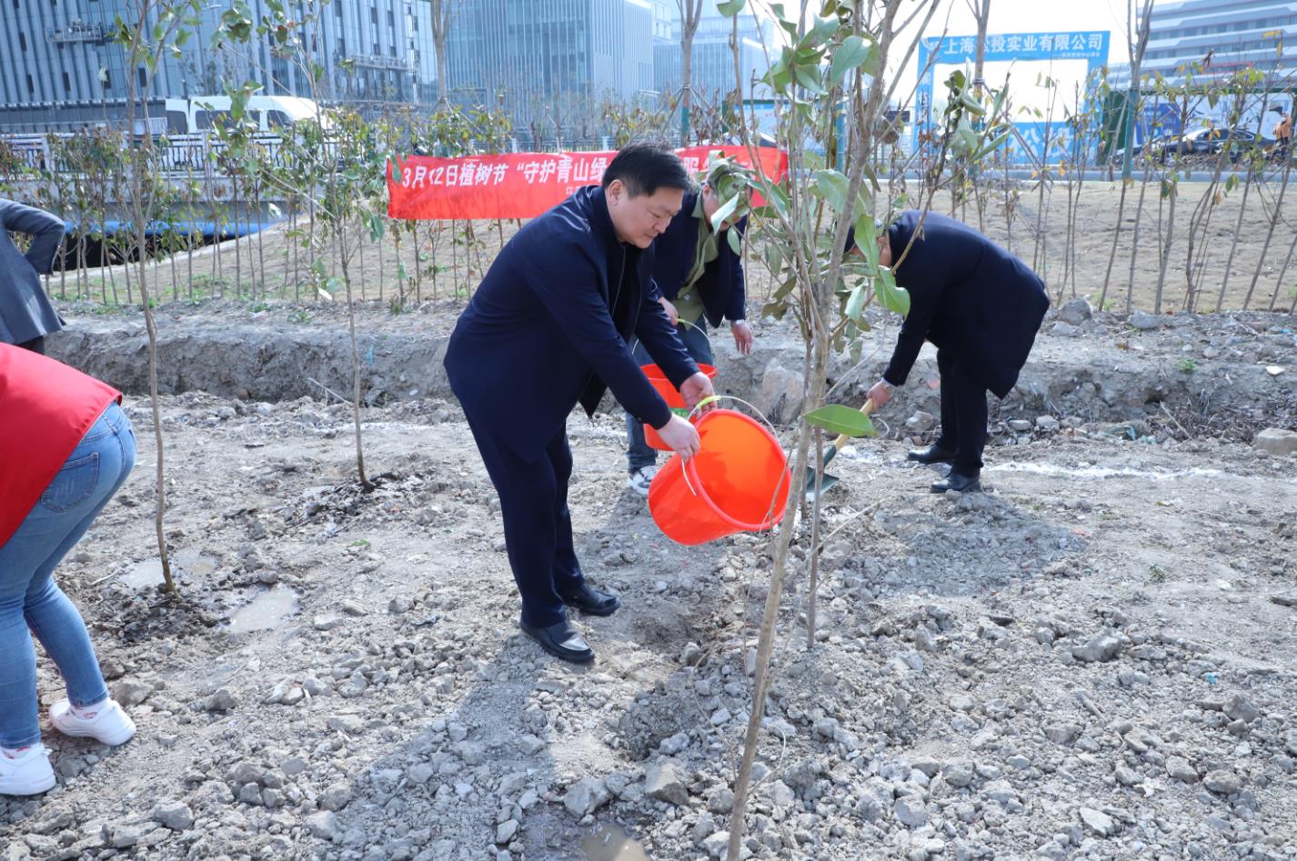 盐城盐南高新区新河街道开展“守护青山绿水”志愿植树活动