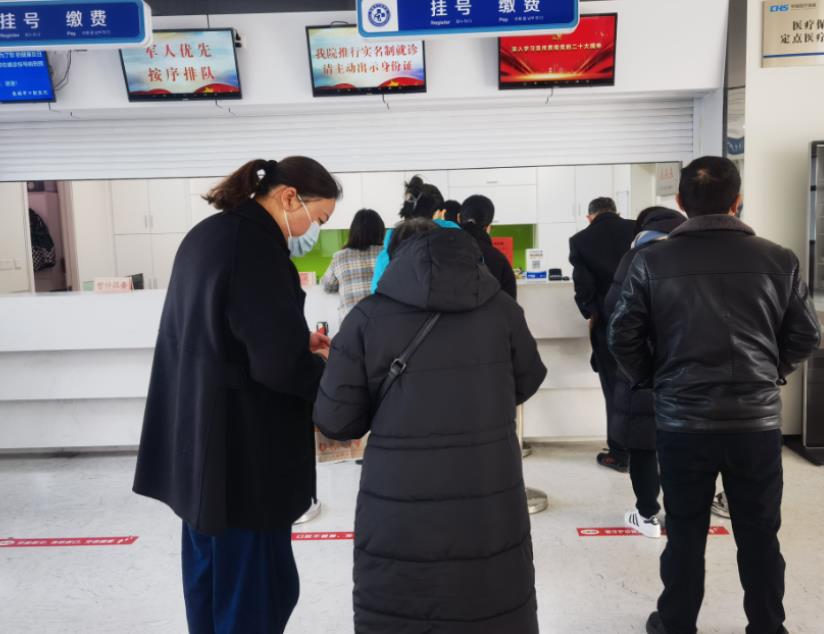 盐城市盐南高新区黄海街道网格员护送独居老人