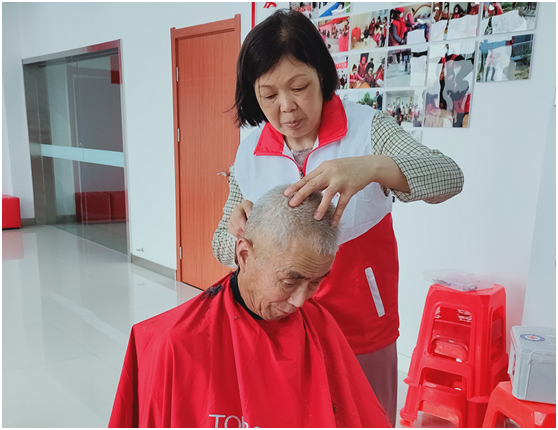 陈桦：公益路上携女儿一起前行