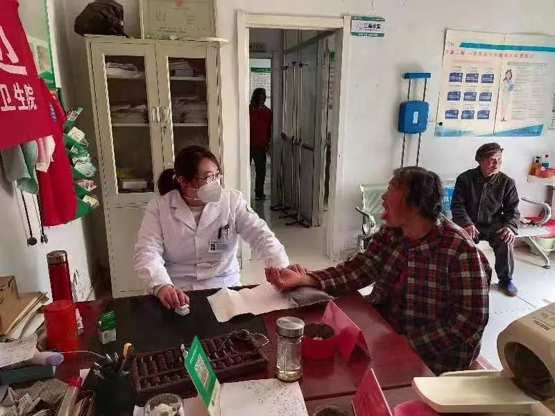 青岛西海岸胶河卫生院开展“家医签约送温暖，医防融合保健康”主题健康义诊