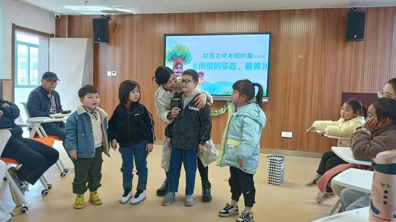 江苏盐城亭湖区毓龙街道海龙路社区开展父母大讲堂公益讲座