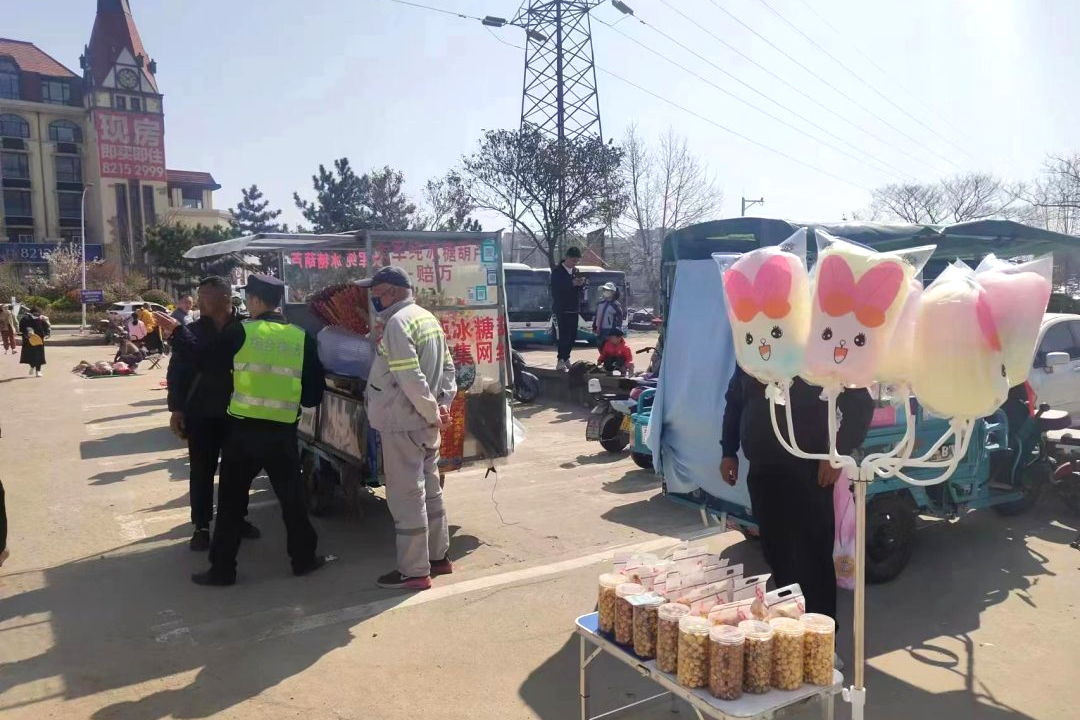 青岛西海岸新区滨海街道：四月杜鹃花开季，执法服务稳秩序
