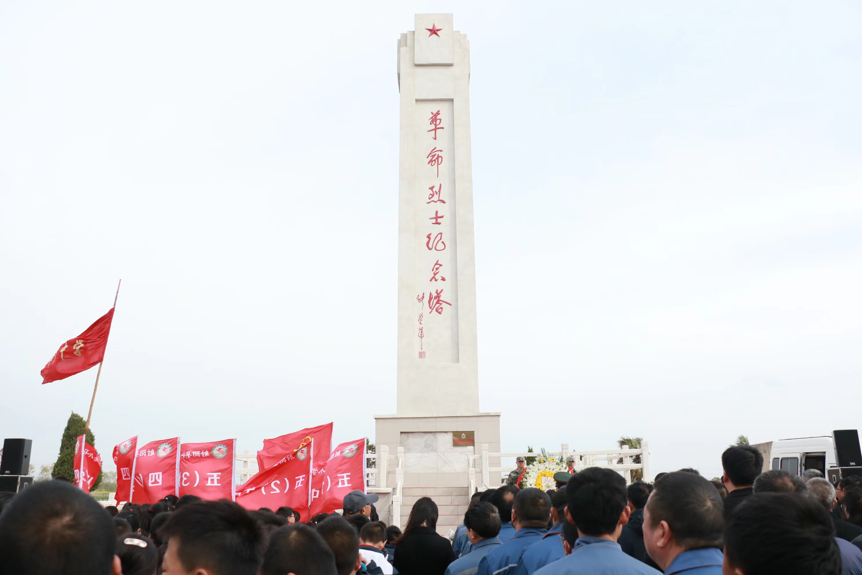 盐城市射阳县​洋马镇：开展祭扫革命烈士纪念碑活动
