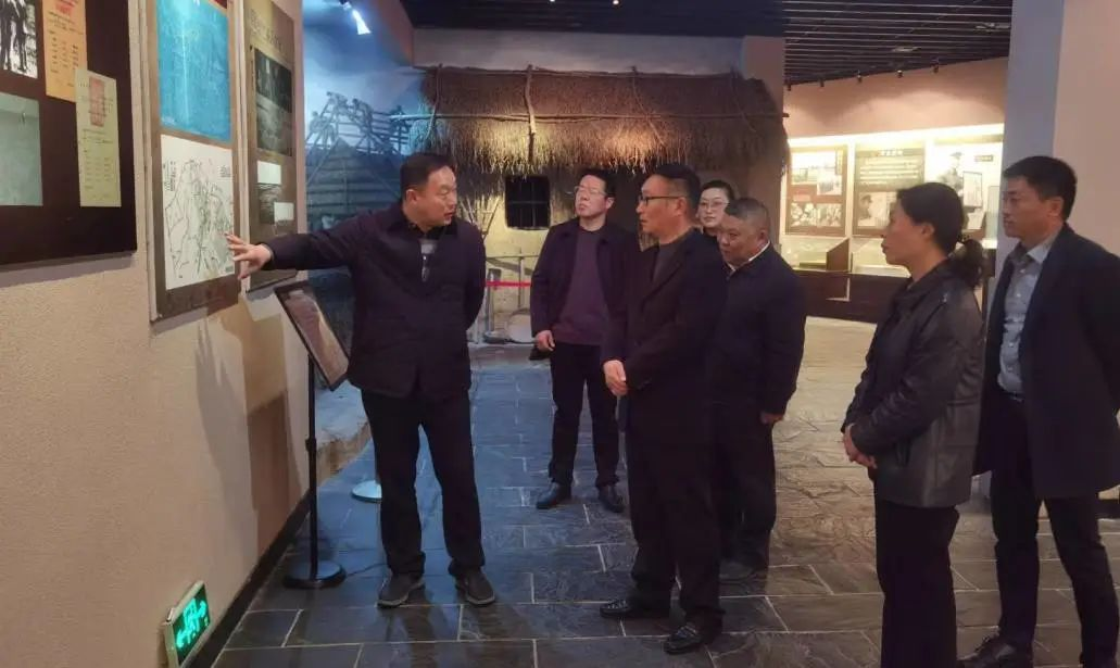 中国石化江苏盐城石油分公司经理顾亚平一行到淮海农场参观调研