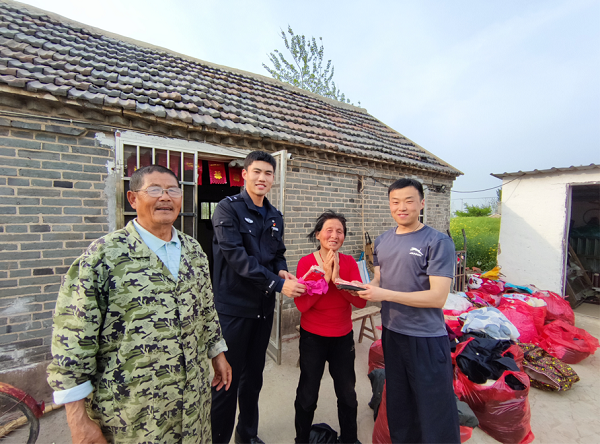 江苏盐城大丰区：老人钱“丢”了 民辅警苦翻杂物几小时