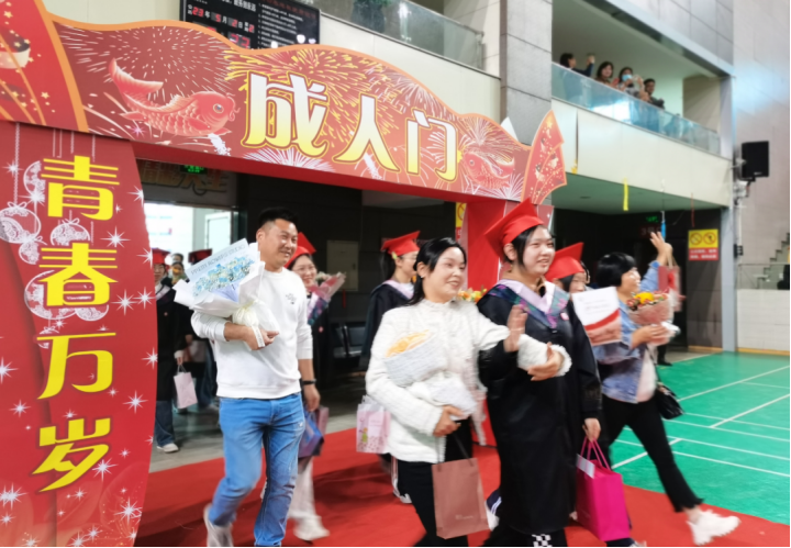 盐城市一中举行2023届学生十八岁成人仪式暨高考冲刺誓师大会