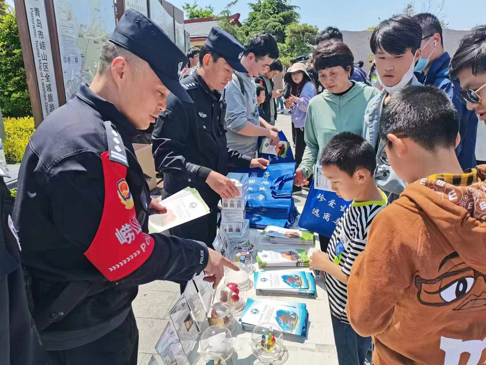 青岛市公安局崂山分局风景区治安派出所“五一”期间掀起禁毒宣传热潮