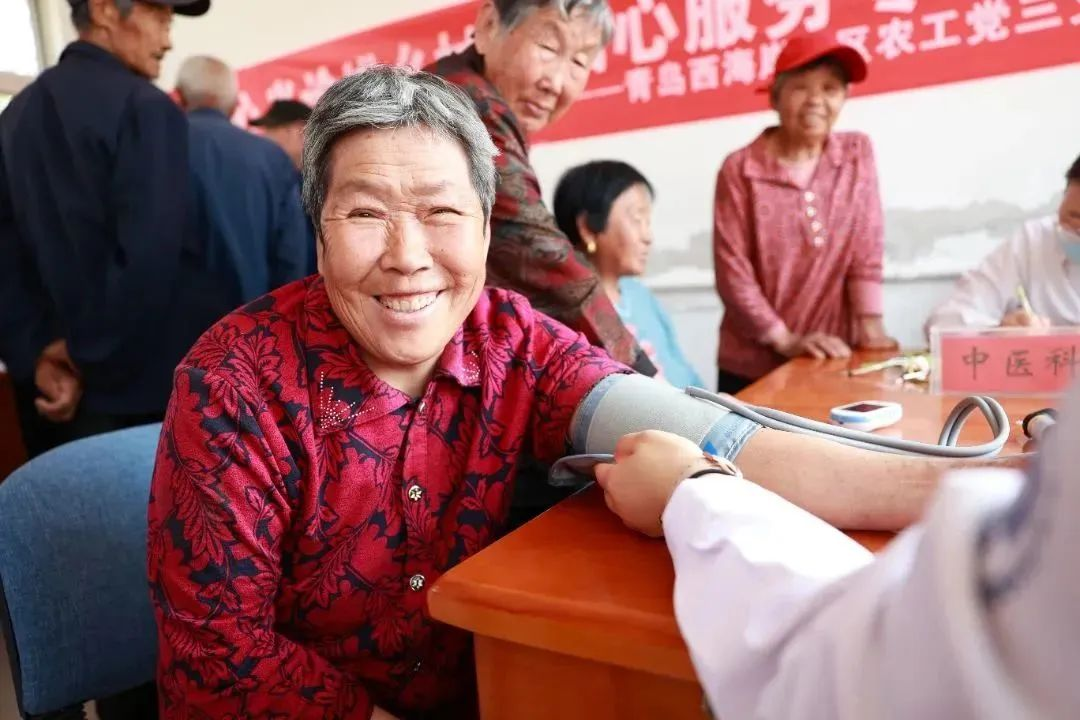 青岛西海岸新区大村镇：爱心义诊进乡村，贴心服务零距离