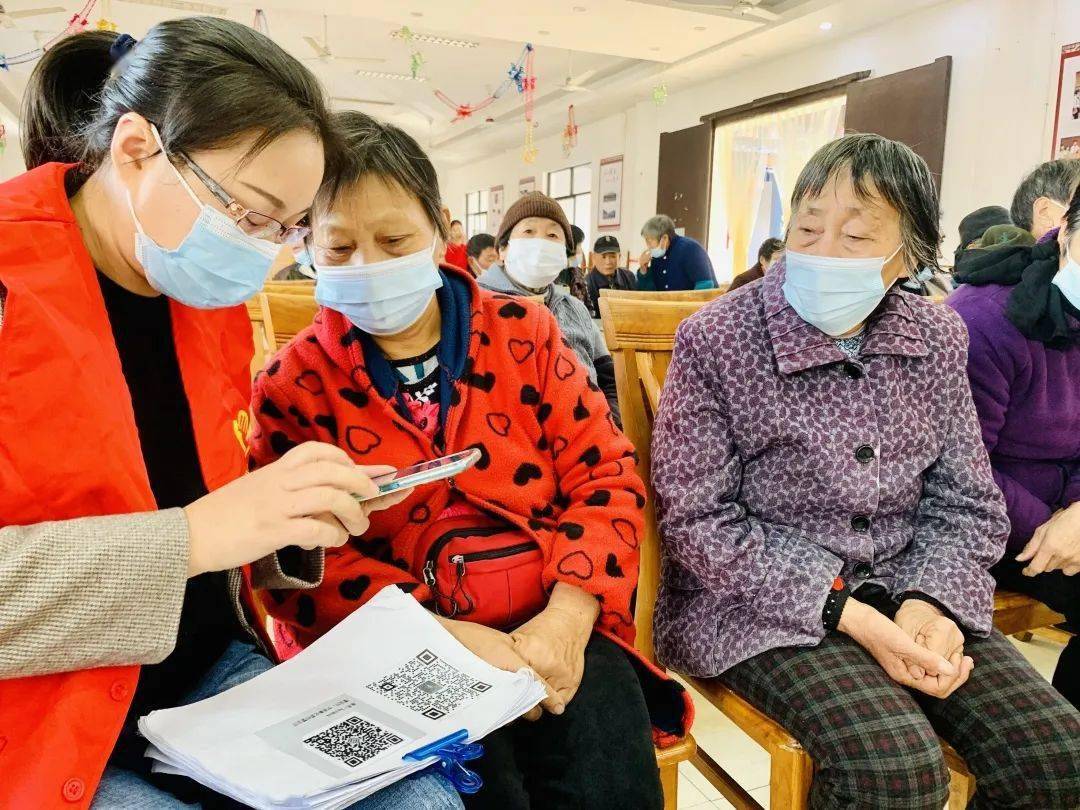 江苏盐城亭湖毓龙公园社区培训老年人使用智能手机