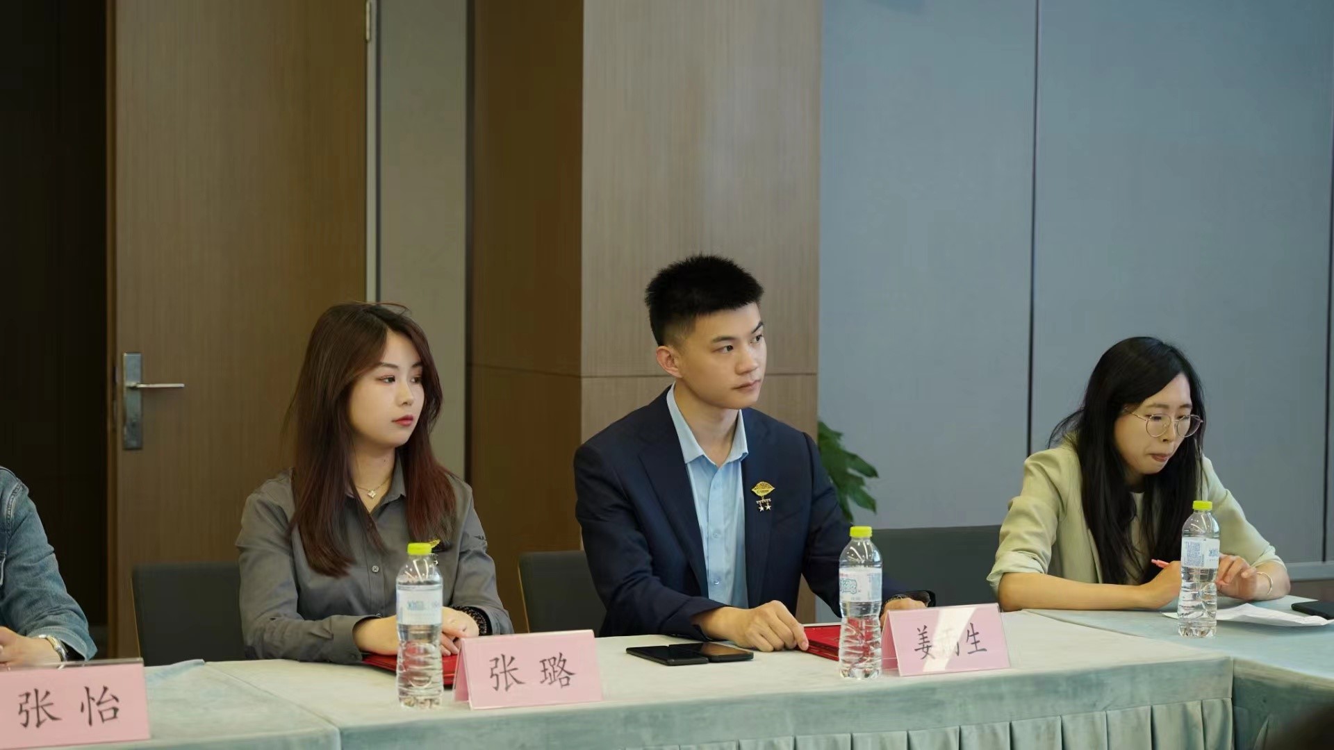 山东佳德信集团参加青岛香港中路街道营商环境“观察员”聘用仪式