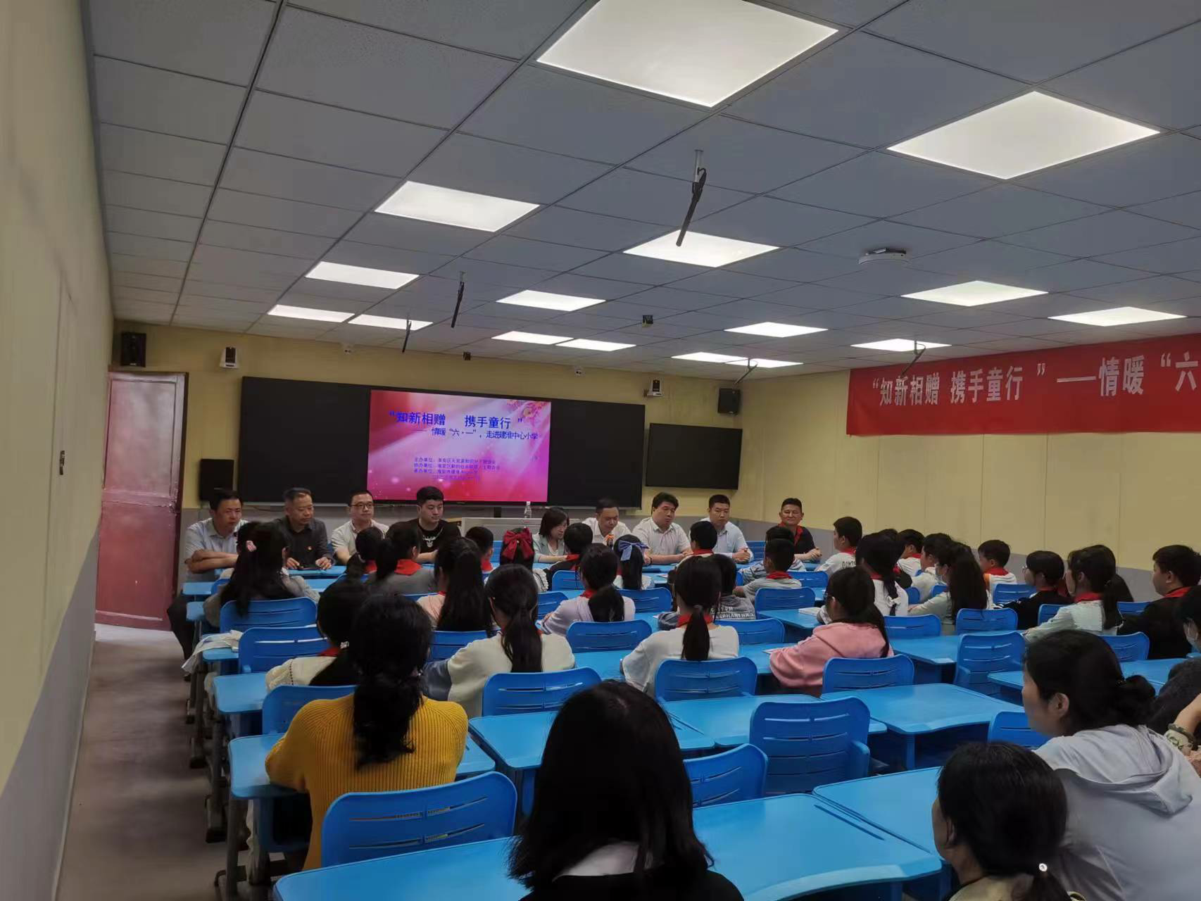 爱心捐赠  情暖校园