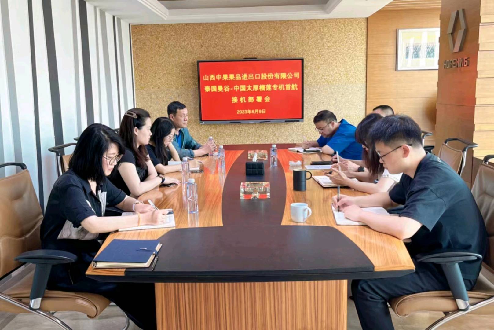 泰国曼谷-----中国太原首航榴莲专机顺利抵晋