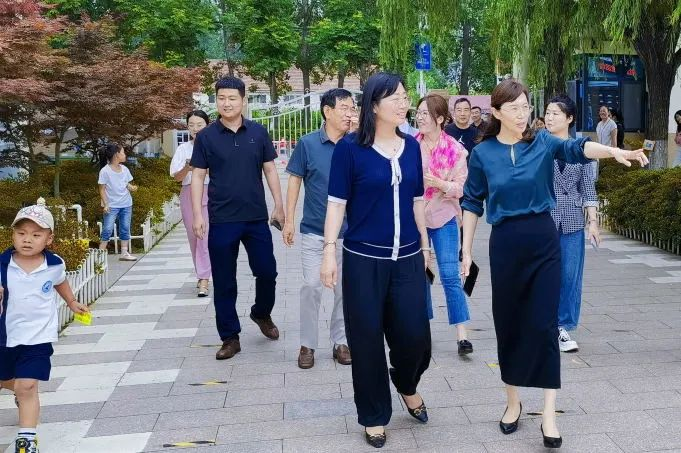 融家社园力量，共育未来——青岛市黄岛区滨海街道开展“政协委员、社区群众进校园”开放日活动