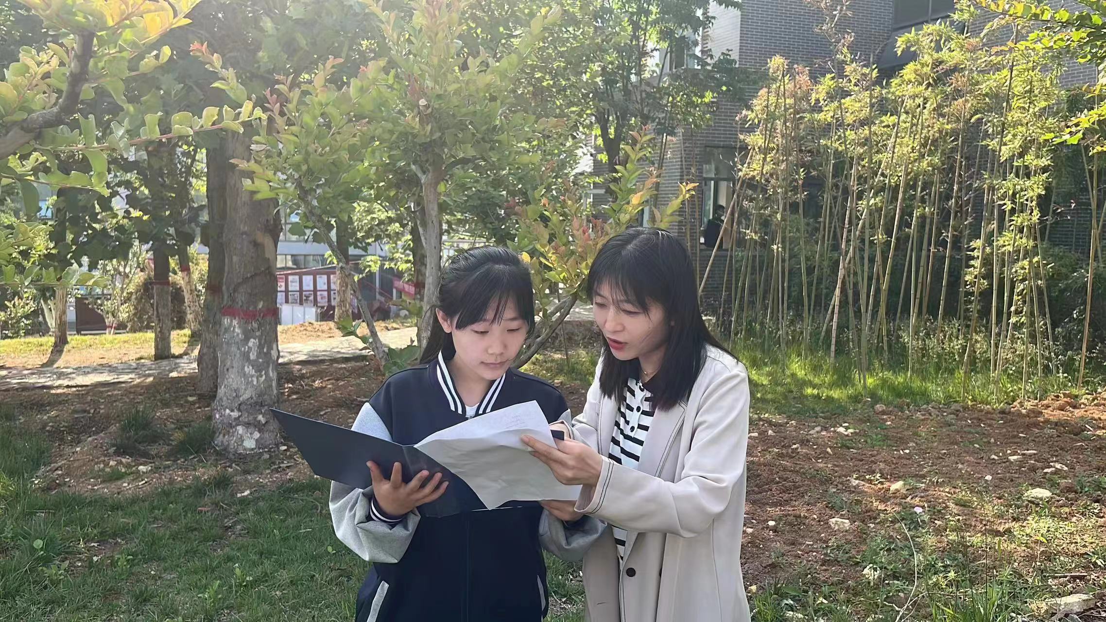 春风化雨育桃李芬芳 矢志不渝书杏坛华章