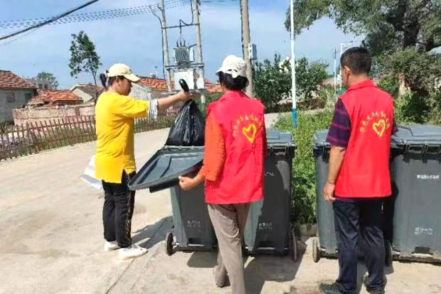 青岛西海岸新区张家楼街道开展党员志愿者站桶指导活动