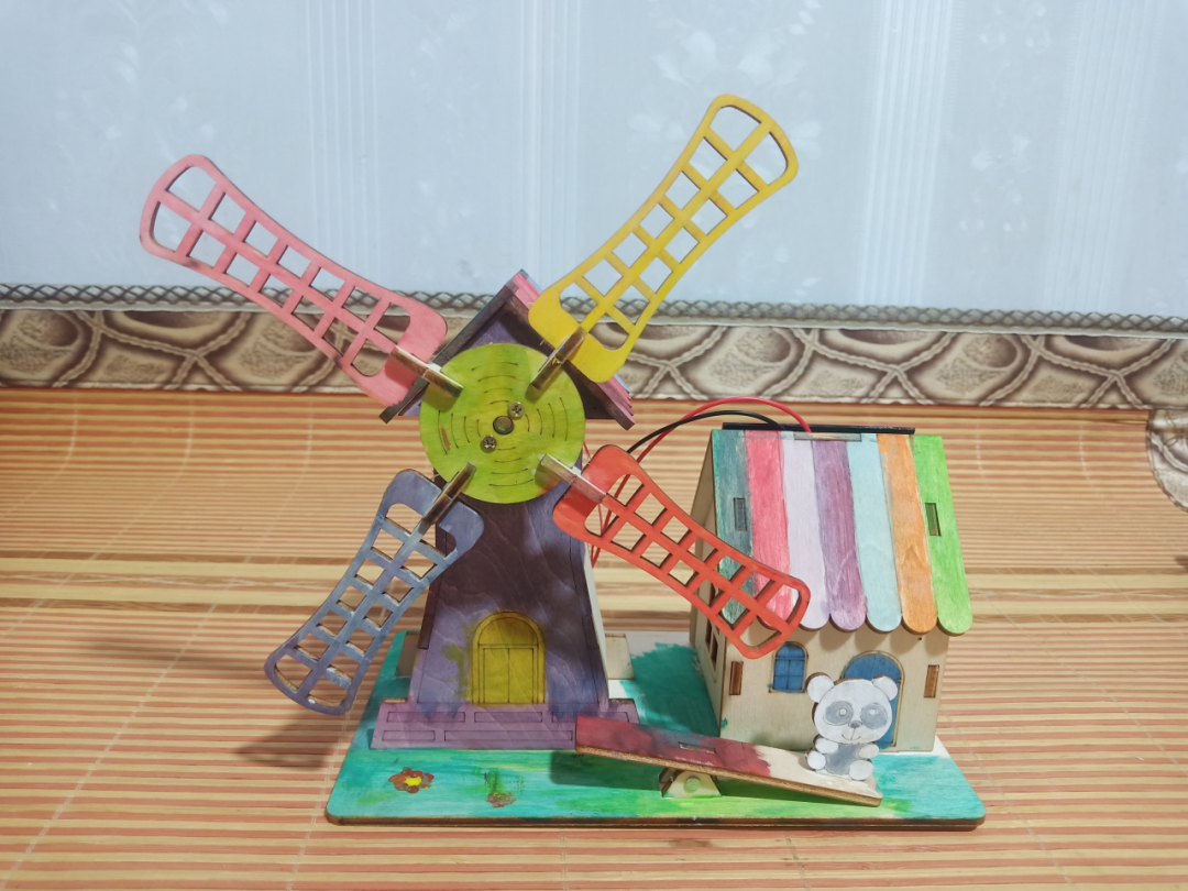 新时代美德信用建设——张家楼小学开展暑期“科技小制作、小发明”展示活动